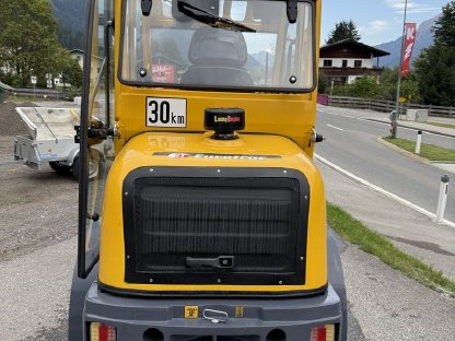 Bild 3:Eurotrac W12 CMF mit Kabine und Euroaufnahme