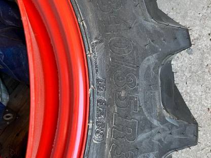 Bild 3:Zwillingsbereifung BKT 340/85R38