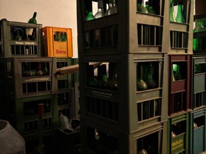 Bild 2:Alte Weinkisten mit 1-l-Flaschen