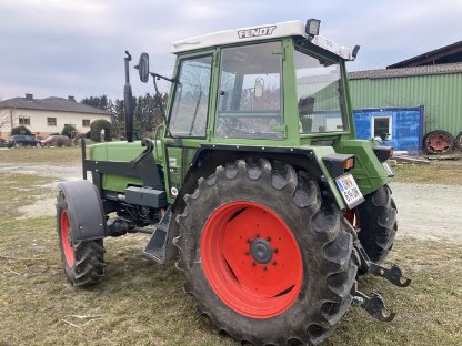 Bild 2:Fendt + Frontlader 305 LSA Stoll Farmer 309 307 308 F15