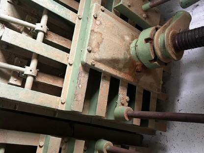 Bild 6:Furnierpresse