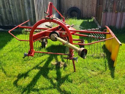 Bild 6:Pöttinger Schwadkreisel 272