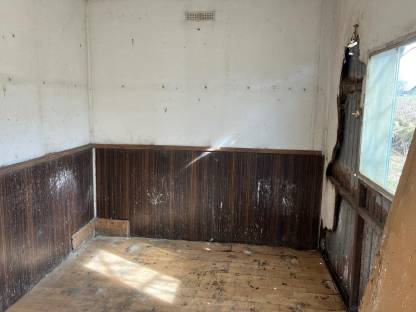 Bild 5:Baucontainer aus Blech - Hühnerstall, innen leer