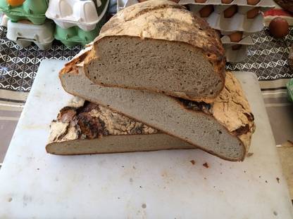 Bild 4:Selchwaren, Selchwürste, Schweinebraten, Bauernbrot uvm.