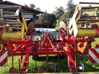 Bild 4:Pöttinger Flügelschargrubber 4,7 m
