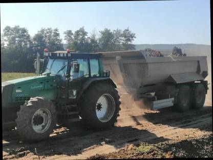 Bild 2:Bagger und Transport Arbeiten