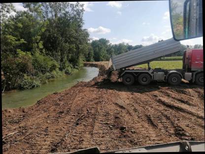 Bild 4:Bagger und Transport Arbeiten