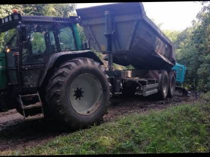 Bild 3:Bagger und Transport Arbeiten