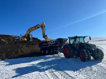 Bild 4:Transportarbeiten mit Muldenkipper