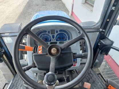 Bild 8:Traktor New Holland T5050
