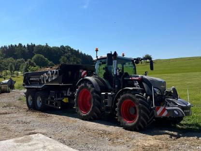 Bild 2:Transportarbeiten mit Muldenkipper