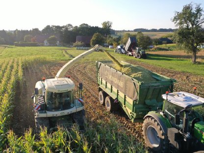 Bild 6:Maisballen pressen