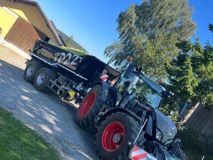 Bild 3:Transportarbeiten mit Muldenkipper