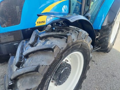 Bild 5:Traktor New Holland T5050