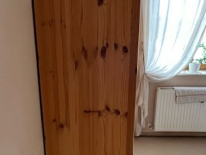 Bild 4:Kasten/Schrank Kiefer gelaugt natur geschwungener Kranz