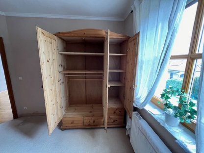 Bild 2:Kasten/Schrank Kiefer gelaugt natur geschwungener Kranz