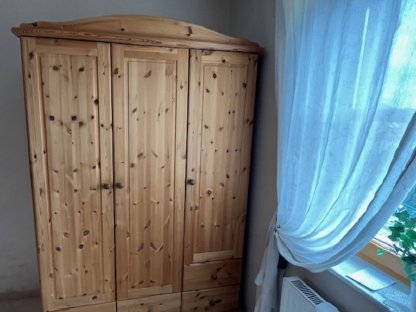 Bild 5:Kasten/Schrank Kiefer gelaugt natur geschwungener Kranz