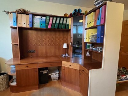 Bild 2:Großer, wunderbarer Schreibtisch mit Rückwand, Glas-Eckvitrine