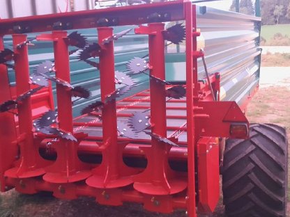 Bild 3:Vermiete Düngerstreuer