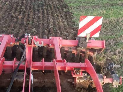 Bild 3:Bodenbearbeitung mit Agrarservice Meisinger
