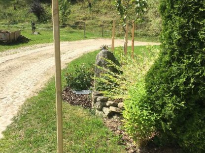 Bild 3:Schneestangen, Holzpflöcke