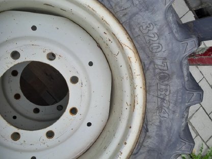 Bild 2:Reifen BKT 320/70R24-340/85R36