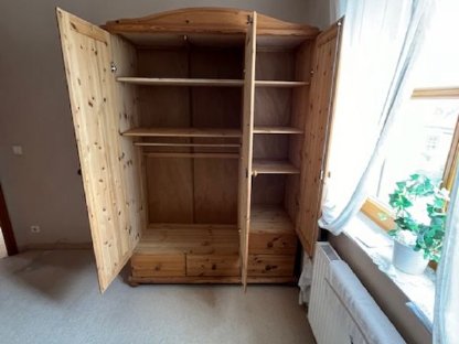 Bild 3:Kasten/Schrank Kiefer gelaugt natur geschwungener Kranz