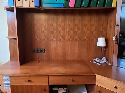 Bild 3:Großer, wunderbarer Schreibtisch mit Rückwand, Glas-Eckvitrine