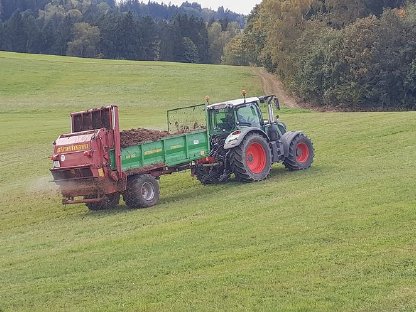 Bild 9:Vermiete Düngerstreuer