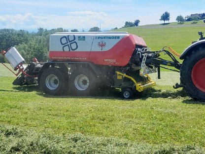 Bild 2:Rundballenpressen Pöttinger 125 FCPRO oder 155 V PRO