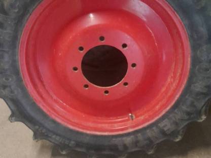 Bild 2:Pflegebereifung 11.2 R 42 / 11.2 R 28 für z.B. Fendt 307 Ci