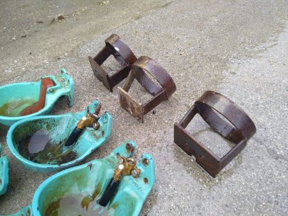 Bild 3:Suvenia und Arato Selbsttränker