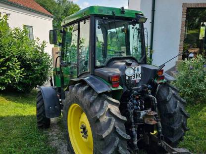 Bild 2:Traktor John Deere 5400 N