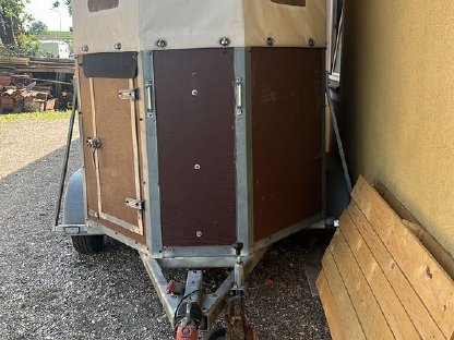 Bild 3:Pferdeanhänger