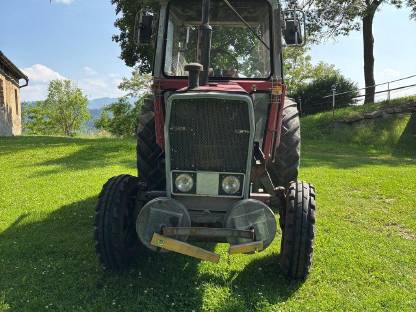 Bild 4:Traktor Massey Ferguson 565