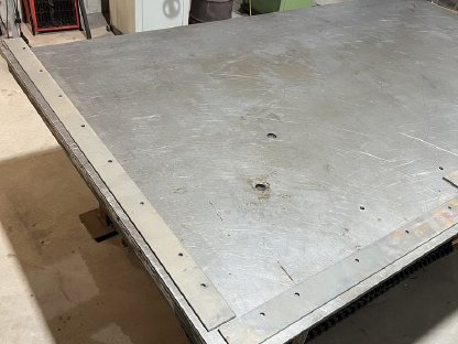 Bild 2:Schweißtisch massiv, kein Lochtisch, kein Siegmund