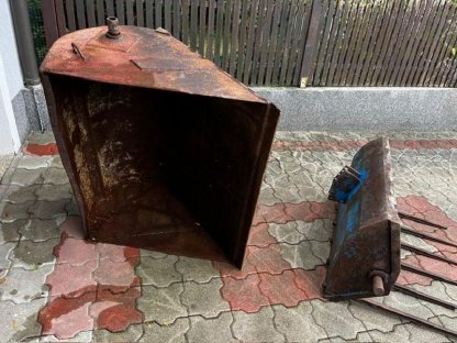 Bild 2:Steyr Frontlader mit Konsole, Schaufel und Gabel