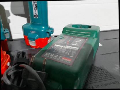 Bild 3:Makita Handleuchte Lampe 9,6 V, dazu 3x Akku, Ladegerät