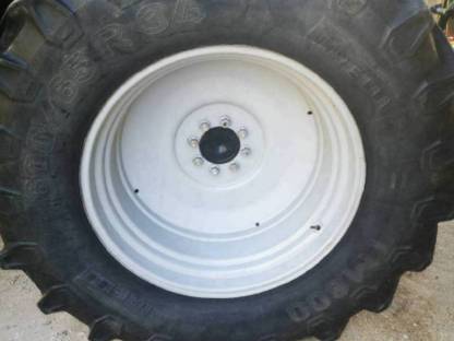 Bild 3:Traktorreifen 540/65R24 und 600/65R34