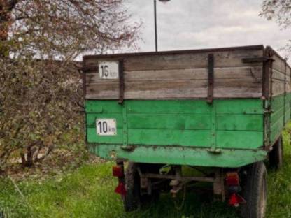 Bild 4:4 t Plateau-Anhänger