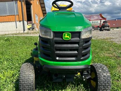 Bild 2:John Deere Aufsitzrasenmäher X147R