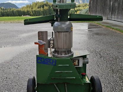 Bild 3:Holzspalter Posch mit Fußbedienung