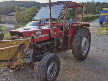 Bild 6:Traktor MF 135 mit Frontlader und Heckbagger