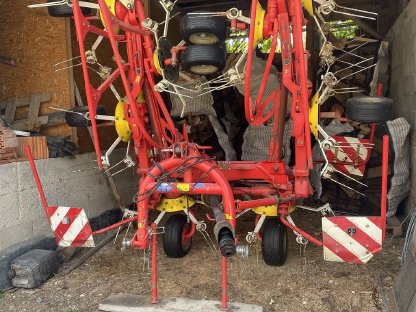 Bild 3:Pöttinger Kreiselheuer HIT 910 NZ