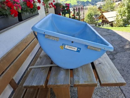 Bild 2:Waschbecken mit Halterung