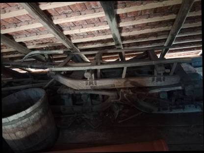 Bild 2:Altes Holzrad und Schlitten