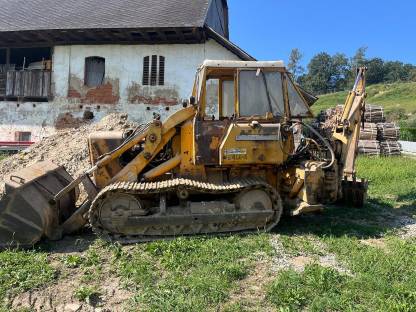 Bild 2:John Deere 450A Laderaupe mit Heckbagger
