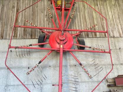 Bild 2:Pöttinger Kreiselheuer 322 UFRS