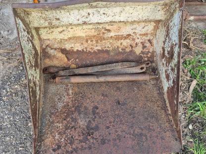 Bild 7:Traktor MF 135 mit Frontlader und Heckbagger