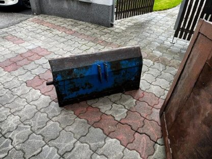 Bild 3:Steyr Frontlader mit Konsole, Schaufel und Gabel